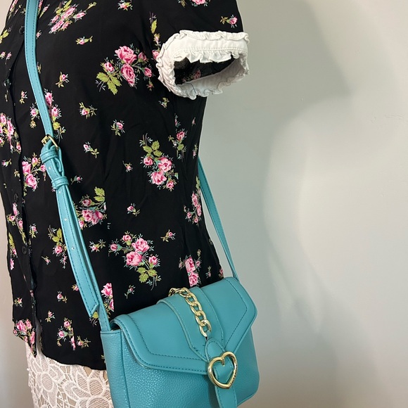 Juicy Couture Turquoise blue Crossbody Bag with Gold Heart Chain - Picture 3 of 7